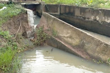 இடிந்து விழுந்தது இரணைமடு திட்ட வாய்க்கால்