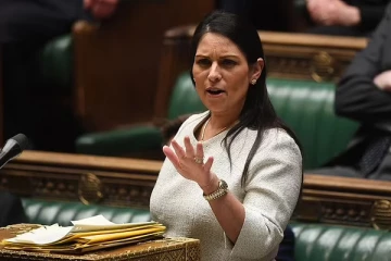 பிரித்தானிய அரசை நீதிமன்றத்திற்கு இழுக்கும் புகலிடக் கோரிக்கையாளர்கள்: அகதிகளை ஆப்பிரிக்கா அனுப்பும் விவகாரம்