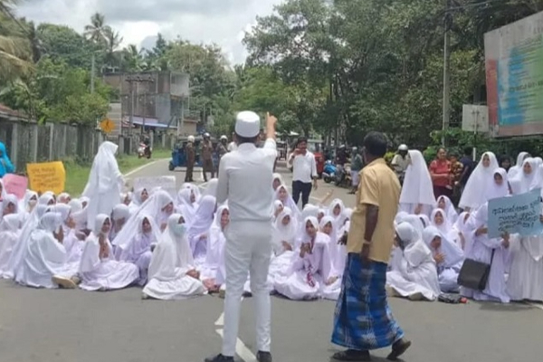 ஆசிரியர் பற்றாக்குறை - வலயக் கல்வி அலுவலகத்தை முற்றுகையிட்ட மாணவர்கள் | Students Protest Teacher Shortage At Bibile School