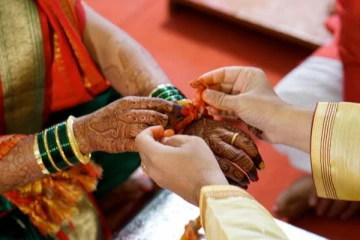 இலங்கையில் ஒரே நாளில் திருமணம் செய்துக் கொண்ட தாய் - தந்தை மற்றும் பிள்ளைகள்