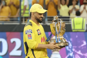 அடுத்த ஐபிஎல் தொடரில் தோனி சென்னை அணிக்காக விளையாட வாய்ப்பே இல்லை - முன்னாள் வீரர் பேச்சால் ரசிகர்கள் அதிர்ச்சி