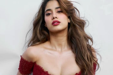 ஜான்வி கபூரின் ரெட் ஹாட் ஸ்டில்கள்