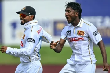 ශ්‍රී ලංකා කණ්ඩායමත් කඩුලු බිඳ දමමින් තරගයට අවතීර්ණ වෙයි - තේ පානයට තරගය නවතන විට තත්ත්වය මෙන්න [LIVE VIDEO]