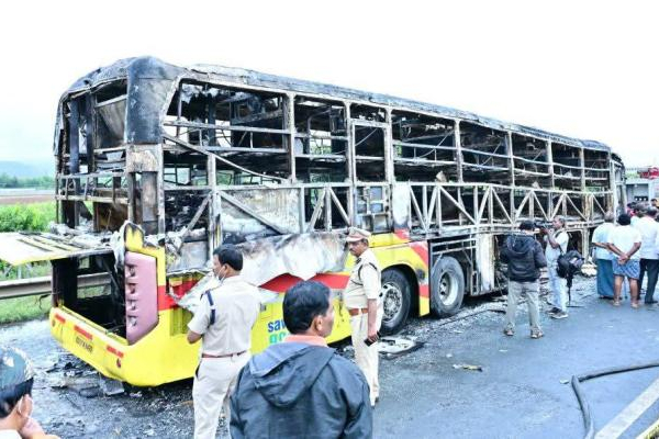 பேருந்து தீப்பிடித்து பயங்கர விபத்து - 25 பயணிகள் பலி | Private Bus Catches Fire In Andhra 25 Killed