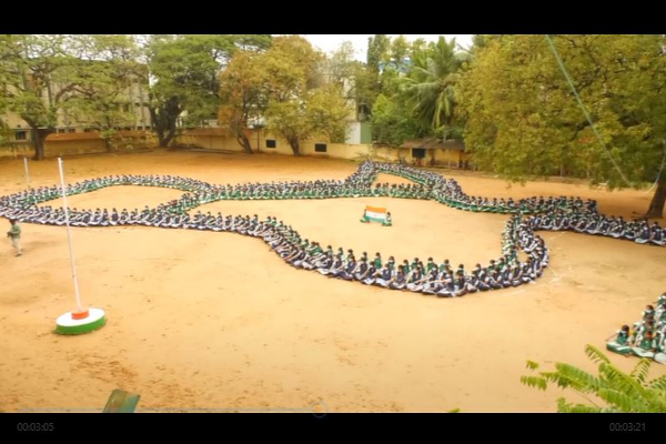 உக்ரைன் நாட்டு போரை நிறுத்த பள்ளி மாணவிகள் அமைதி புறாவாக அமர்ந்து வலியுறுத்தல் - தமிழ்நாடு