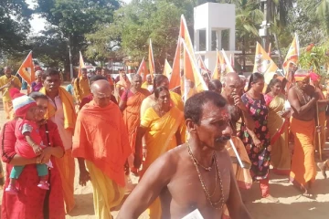 கிழக்கில் பிரசித்தமான வெருகலம்பதி சித்திரவேலாயுத ஆலயத்திற்கான பாதயாத்திரை ஆரம்பம் (Photos)