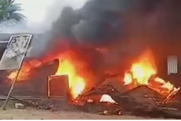 விசாரணை கைதி மரணம்... கோபத்தில் காவல் நிலையத்தை தீ வைத்து கொளுத்திய மக்கள்...