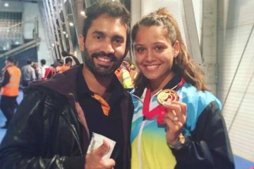 காமன்வெல்த்தில் பதக்கம் வென்ற மனைவி தீபிகாவுக்கு தினேஷ் கார்த்திக் தந்த முதல் ரியாக்‌ஷன்! புகைப்படம்