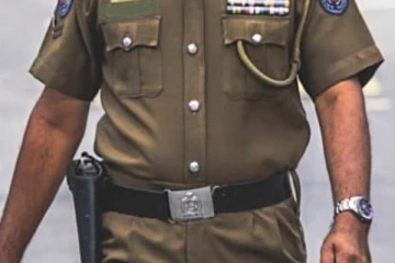 பொலிஸ் அதிகாரியின் துப்பாக்கி இயங்கியதில் மற்றொரு அதிகாரிக்கு நேர்ந்த நிலை!