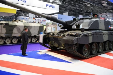 உக்ரைனுக்கு அதி சக்திவாய்ந்த டாங்கிகளை வழங்கிய நாடு!