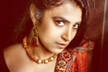 வெறும் அந்த ஆடை போட்டு விளம்பரத்தில் KL. ராகுல்! புகைப்படத்தை பார்த்து ஷாக்கான 47 வயது நடிகை