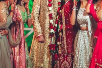 அந்திரத்தில் தொங்கிய பெண்கள்: வித்தியசமாக நடந்த திருமணம்! கொந்தளித்த இணையவாசிகள்