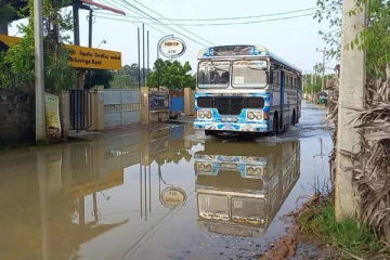 பிரதான வீதியில் தேங்கி நிற்கும் மழைநீர்: அந்தரிக்கும் காரை மக்கள்(Photos)