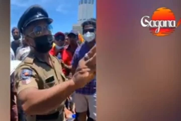 "..උබ ඔය ගහන බැටන් පොලු පහර වැදෙන්නේ උබේ දරුවන්ට..ඒකයි රස්සාව නැති උනත් කමක් නෑ කියලා මම ආවේ.." අරගලයට එක් වු පොලිස් නිලධාරියෙක් හඩ අවදි කරයි - එම අවස්ථාවේ සංවේදී දර්ශන..(VIDEO)..