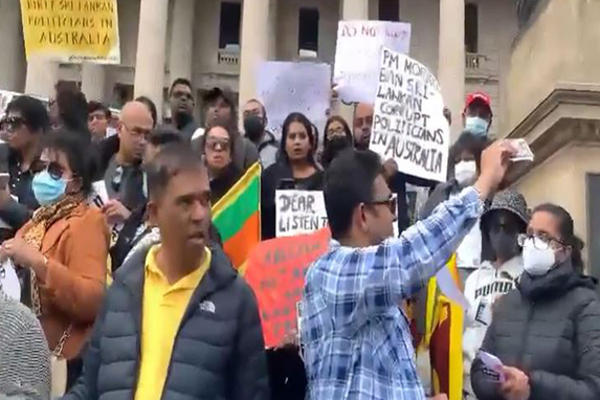 கோட்டாபயவுக்கு எதிரான ஆர்ப்பாட்டத்தில் கிழித்தெறியப்பட்ட முள்ளிவாய்க்கால் துண்டுப்பிரசுரங்கள்! - ஐபிசி தமிழ்