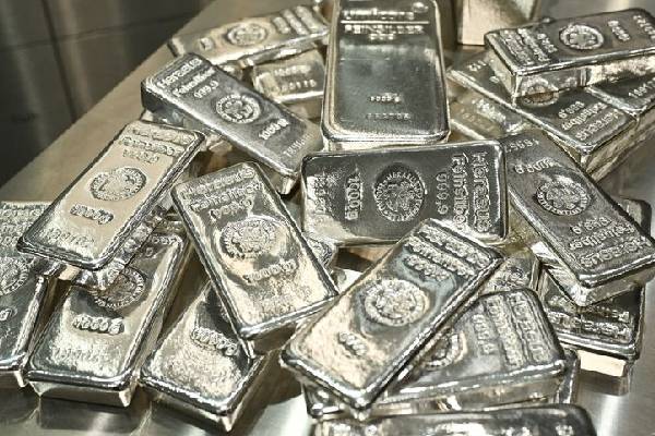 தங்கத்திற்கு நிகராக வெள்ளியும் விலையில் உச்சம் தொட்டது எப்படி... பின்னனி இதுதான் | Silver Outperforming Gold 2025 தங்கத்திற்கு நிகராக வெள்ளியும் விலையில் உச்சம் தொட்டது எப்படி... பின்னனி இதுதான் | Silver Outperforming Gold 2025