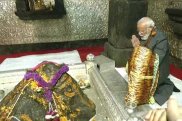 கேதார்நாத் கோவிலில் பிரதமர் மோடி வழிபாடு - 12 அடி உயர ஆதி சங்கரர் சிலை திறந்து வைத்தார்