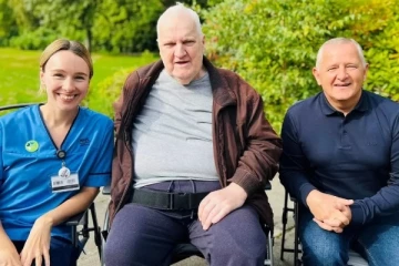 பிரித்தானியாவில் நெஞ்சுவலியால் சரிந்த ஆம்புலன்ஸ் சாரதி: நோயாளி மற்றும் செவிலியர் செய்த நெகிழ்ச்சி செயல்