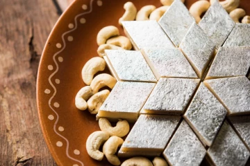 நீங்கள் இனிப்பு பிரியரா? காஜு கட்லி செய்து பாருங்க