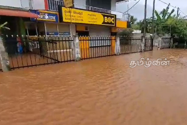 வெள்ளத்தில் மூழ்கிய நெடுங்கேணி நகரம்(Photos) | Bad Weather Vavuniya