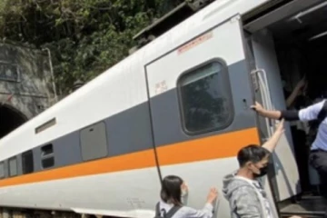 தாய்வானில் ரயில் தடம் புரண்டு விபத்து ; பலர் உயிரிழப்பு