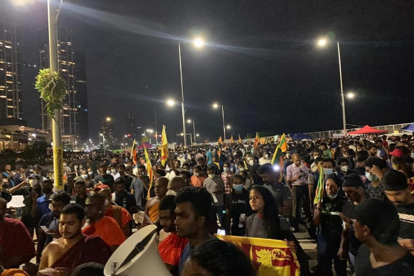 கொமும்பில் நள்ளிரவிலும் ஜனாதிபதியை பதவி விலகுமாறு கோசம்போடும் இளைஞர்கள்! | Colombo Youths Midnight Protest Gohomegota