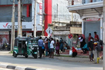 அம்பாறையில் நிர்வாக முடக்கல் கோரிக்கையினை நிராகரித்து வழமைப்போல் இயங்கும் தொழில் நடவடிக்கைகள்(Photos)