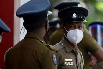 கைது செய்ய சென்ற பொலிஸ் அதிகாரிகளுக்கு அதிர்ச்சி கொடுத்த பெண்