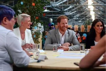 இளவரசர் ஹரி பிறந்தநாள் வாழ்த்து புகைப்படத்தில் மேகன் வெட்டி நீக்கப்பட்ட விவகாரம்: அரண்மனை விளக்கம்