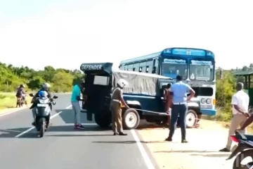 விபத்தில் சிக்கிய விமானப்படையின் அதிகாரிகள்; பேருந்துடன் மோதிய டிஃபெண்டர்