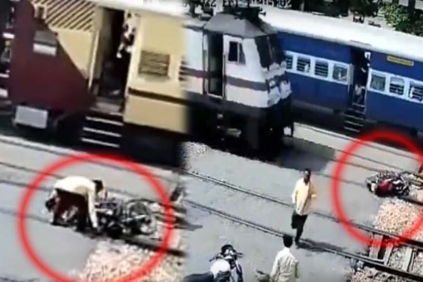 தண்டவாளத்தில் சிக்கிய பைக்! நொடியில் சுக்குநுறாகிய காட்சி: மயிரிழையில் தப்பித்த நபர் | Bike Crushed By Train Railway Crossing