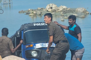 வேகக் கட்டுப்பாட்டை இழந்து பண்ணை கடலினுள் பாய்ந்த காவல்துறையினரின் முச்சக்கர வண்டி!