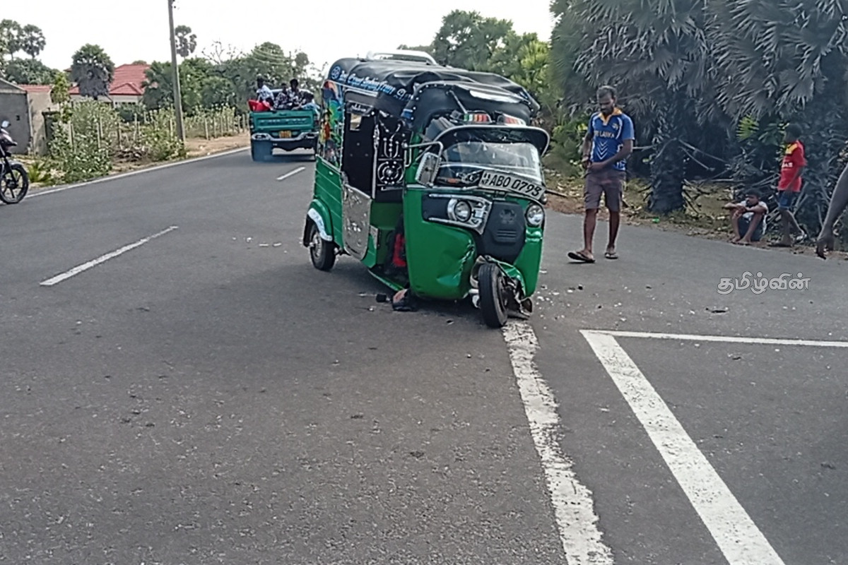 தாளையடி சந்தியில் முச்சக்கர வண்டி- கப் ரக வாகனம் மோதி விபத்து | Accident Three Wheeler Vehicle Thalaiyadi