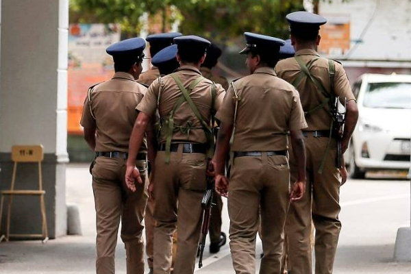 பிரபல வங்கியொன்றினுள் கத்திக்குத்து தாக்குதல்! சந்தேகநபர் தப்பியோட்டம் | Screaming Attack Inside A Famous Bank