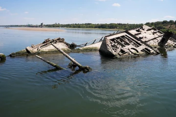 கடும் வறட்சி; இரண்டாம்  உலகப் போரில் மூழ்கிய   போர்க்கப்பல்கள்  வெளிப்பட்டன