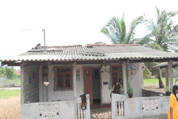 யாழ்ப்பாணத்தில் வீசிய சூறாவளி காற்று ; பலத்த சேதமடைந்த வீடு | Cyclone Hits Jaffna House Severely Damaged