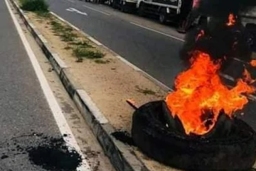 ඉවසලා ඉවසලා අන්තිමට ඉවසීමේ අවසාන තත්පර කිහිපය.. දරාගත නොහැකි තැන, පුපුරා යන ජන පීඩනය.. රඹුක්කන මහා කලබලයක්, උණුසුම් තත්ත්වයක්.. (PHOTOS) (VIDEO)