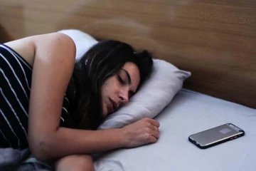 தூங்கும் போது மொபைல் போனை அருகில் வைப்பவரா? இனி தவறை செய்யாதீங்க