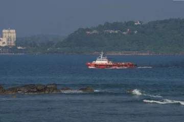 காலி கடற்கரையில் கரை ஒதுங்கிய ஈரான் கப்பல் சிதைவுகள்