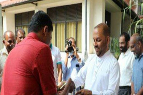 குறைந்த விலையில் முட்டைகளைக் கொள்வனவு செய்த அமைச்சர்! | The Minister Bought Eggs At A Low Price