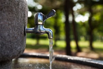 நீர் விநியோகத்தை துண்டிக்க சென்ற அதிகாரிகள் மீது தாக்குதல் (Video)