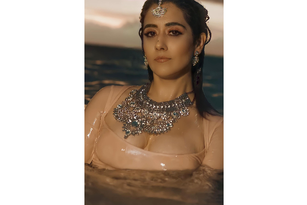 நீச்சல் குளத்தில் அரபிக் குத்து பாடகி.. ரசிகர்கள் ஷாக் | Jonita Gandhi Photoshoot Shocks Fans