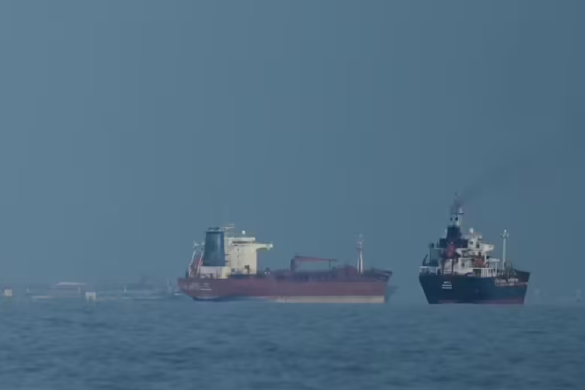ஹோர்மூஸ் நீரிணை ஊடாக சீனா செல்லும் இரு கப்பல்கள்! | Two Ships Bound For China Via The Strait Of Hormuz