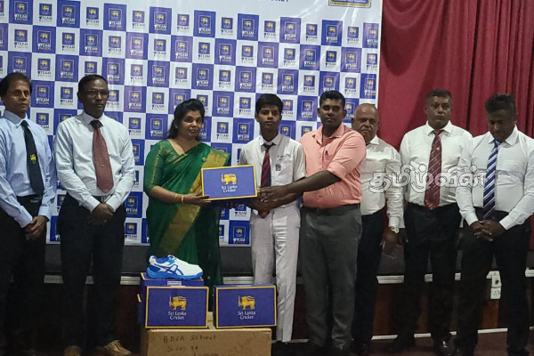 மட்டக்களப்பில் இளம் கிரிக்கட் வீரர்களுக்கு கிரிக்கட் உபகரணங்கள் வழங்கிவைப்பு | Cricket Equipments Donated In Batticaloa
