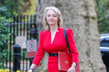 இரண்டு லட்சம் அரச ஊழியர்களை பணி நீக்கம் செய்ய தயாராகும் பிரித்தானிய பிரதமர்