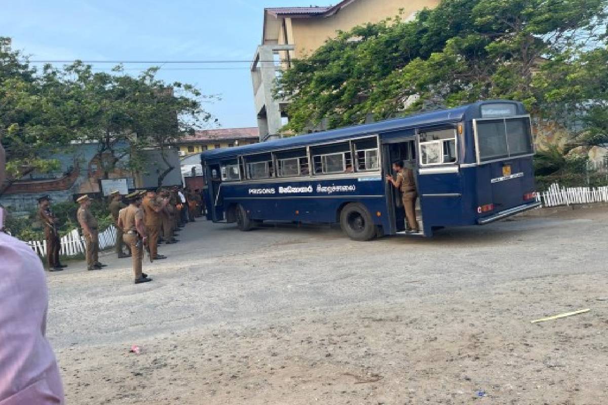 நீர்கொழும்பு சிறையிலிருந்து 60 கைதிகள் யாழ்.சிறைக்கு! | 60 Prisoners Transfe Negombo Prison Jaffna Prison நீர்கொழும்பு சிறையிலிருந்து 60 கைதிகள் யாழ்.சிறைக்கு! | 60 Prisoners Transfe Negombo Prison Jaffna Prison