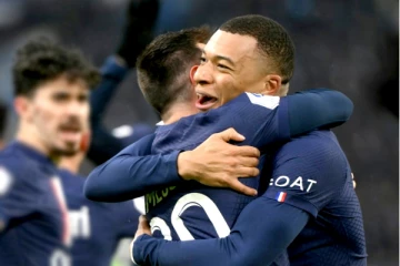 மெஸ்ஸியை கட்டிப்பிடித்து தூக்கிக் கொண்டாடிய எம்பாப்பே! PSG அணிக்காக அடித்த 200-வது கோல்
