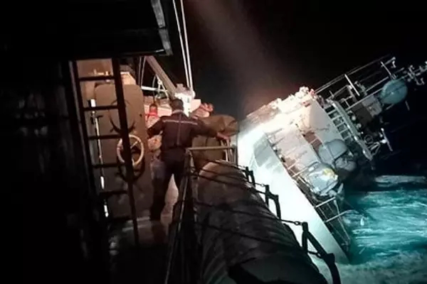 பெரும் புயலில் சிக்கிய போர் கப்பல் : நடுக்கடலில் மூழ்கியதால் பரபரப்பு | Navy Ship Sinks With Over 100