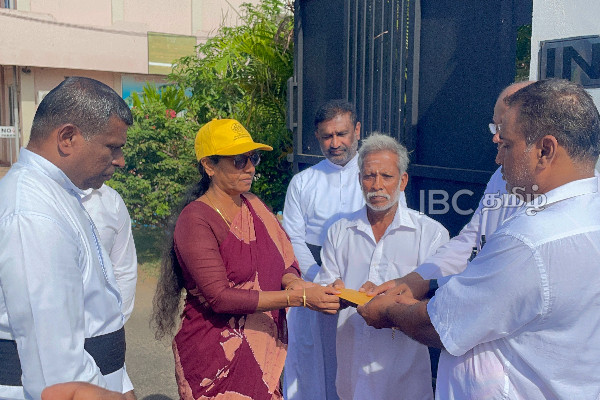 மக்களை பாதிக்கும் மதுபானசாலை - வீதிக்கு இறங்கி போராடிய மக்கள் (படங்கள்) | Protest Againist To Setting Bar Mannar