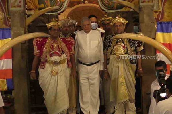 ஜனாதிபதி ரணில்  தலதாமாளிகைக்கு விஜயம்(Photos) | Visit To President Ranil Thaladamalikai